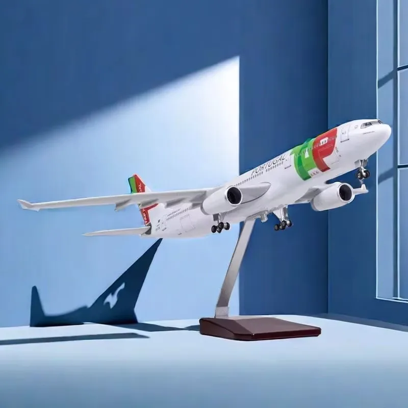 Kasting 47 cm 1: 135 mierka Diecast Resin Model Air Portugal Airbus A330 so Zbierkou lietadiel Light and Wheels Airplane