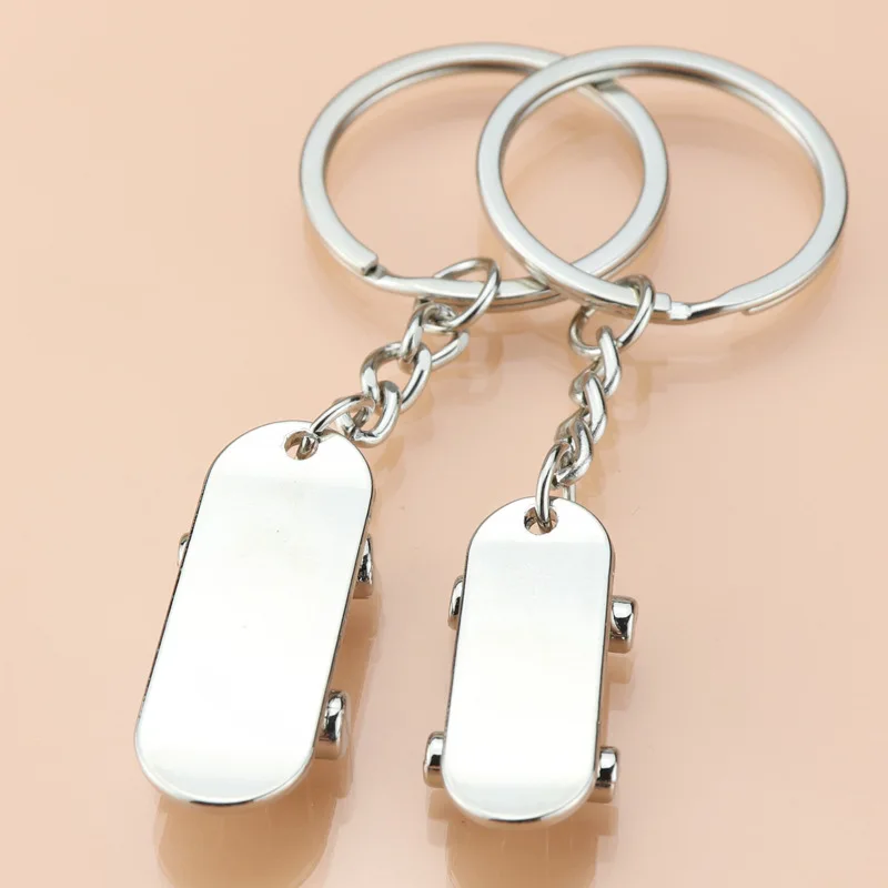 Keychain skateboard 2ks roztomilý mini skateboard keychain Ženy Men Zaujímavé simulačné sklíčko Scooter Car Key Ring pre milovníkov korčule
