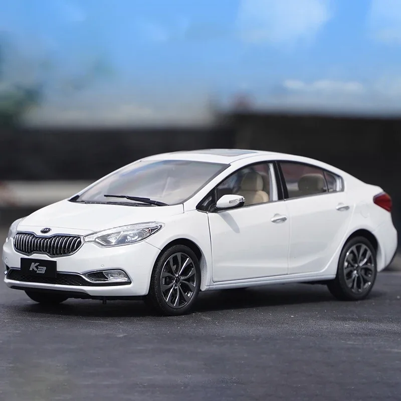 Kia K3 Die Cast 1:18 Scale Simulation zliatiny zliatiny Model kovové ozdoby Dospelí a detské koníčky Fanúšikovia Darčeky Suvenír