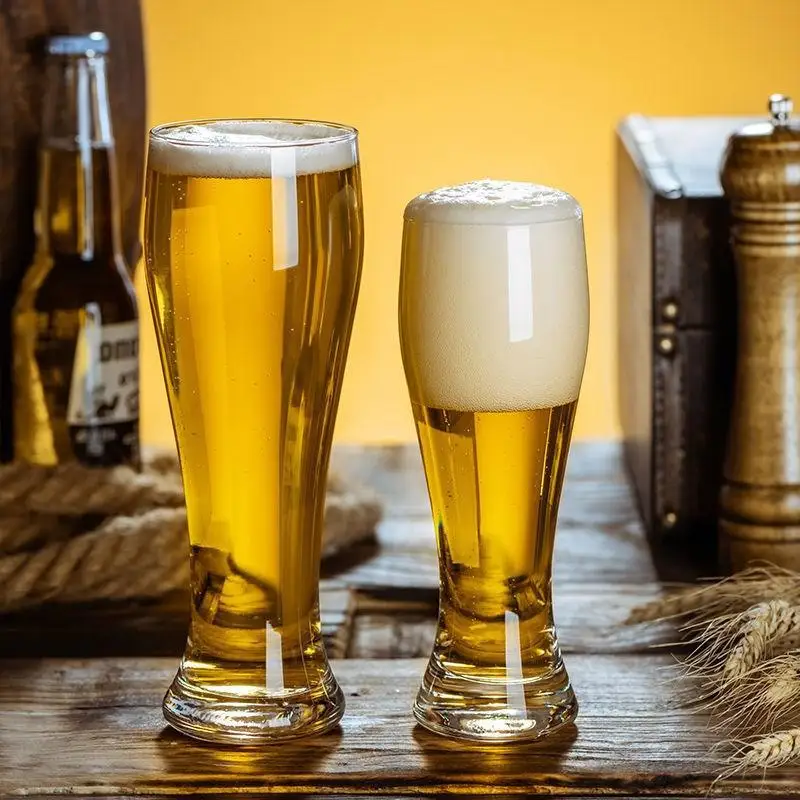 Klasický pohár na pivo, domáce kreatívne personalizované remeslo, pivovarnícka pšenica, veľké poháre piva, poháre špecifické pre bare