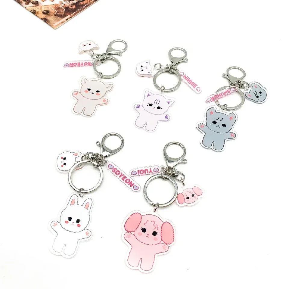 KPOP GI DLE KEYCHAIN ​​Ženy módna karikatúra trojdielny prívesok akrylový kľúče držiak na kľúče darčeky