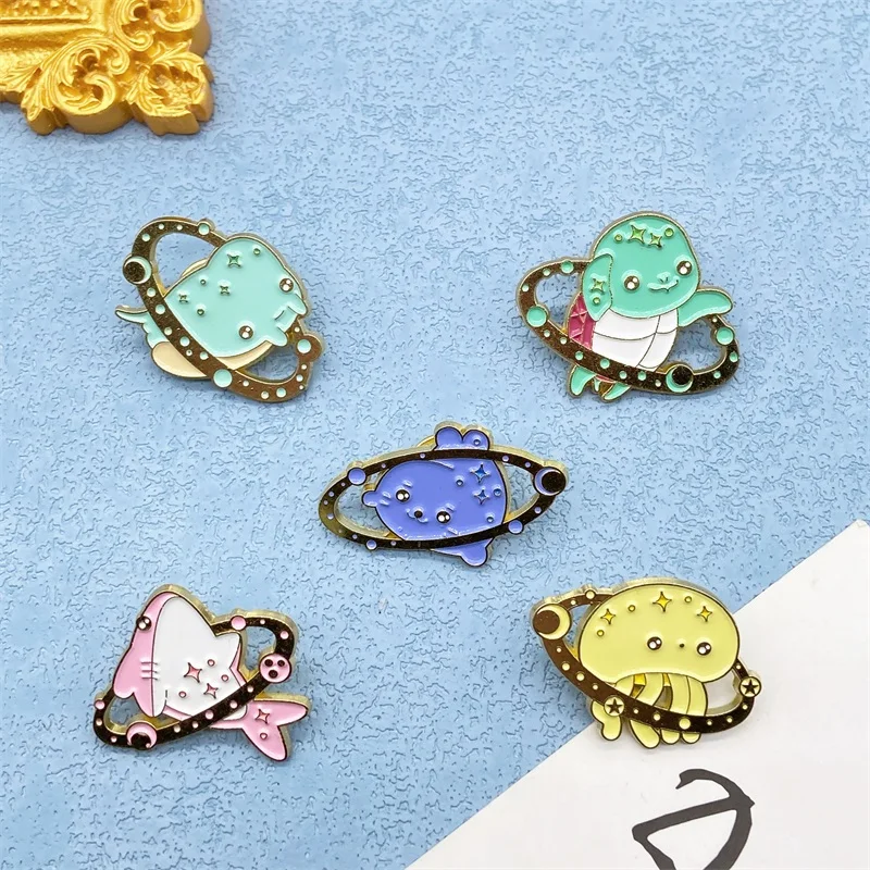 Kreatívna galaxia planéta a dizajn morského života kovový smaltovaný náramok karikatúra roztomilá korytnačka a žralok Pin Pin Emblem