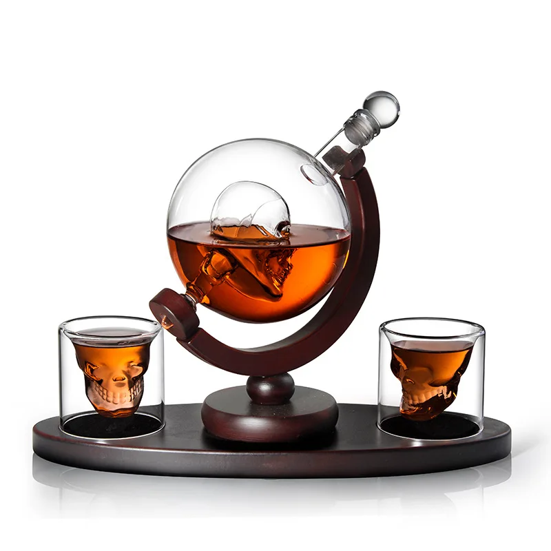 Kreatívna lebka Glass Whisky Decanter Set 80 ml hrnček lebky a 850 ml lebky vodka globe dekanter s dreveným stojanom Domáca barová súprava darček