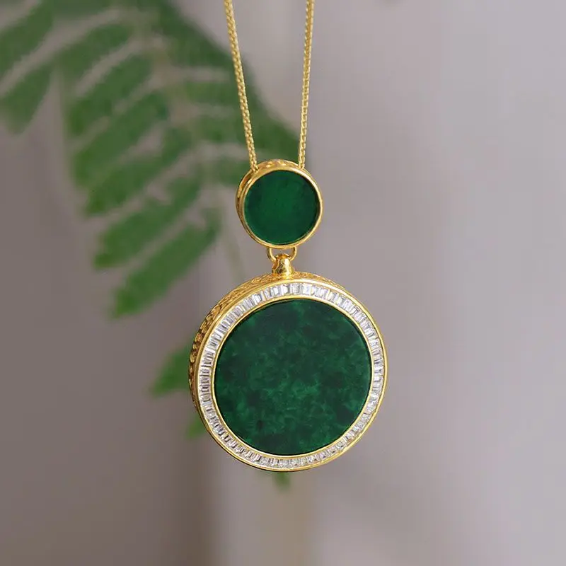 Kreatívny štýl prírodné zelené náhrdelníky Chalcedony High-end Obojstranný kompletný diamantový vykladaný kruh Prívesok Móda a šperky