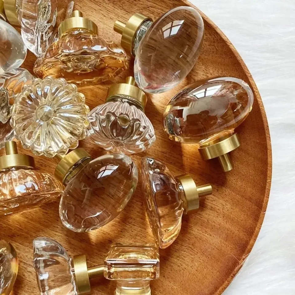 Krištáľový sklenený nábytok rukoväte Zlatá základňa Champagne / priehľadná kuchynská skrinka Knoby Luxusné zásuvky s jednou otvorom Pull rukoväte
