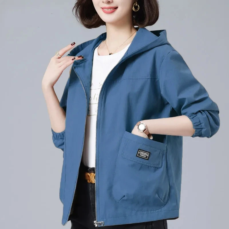 Krátka bunda s kapucňou stredného veku Dámske 2023 Jarné jeseň Nové voľné Outwear S-5XL Ženy s veľkými vreckami Windbreaker