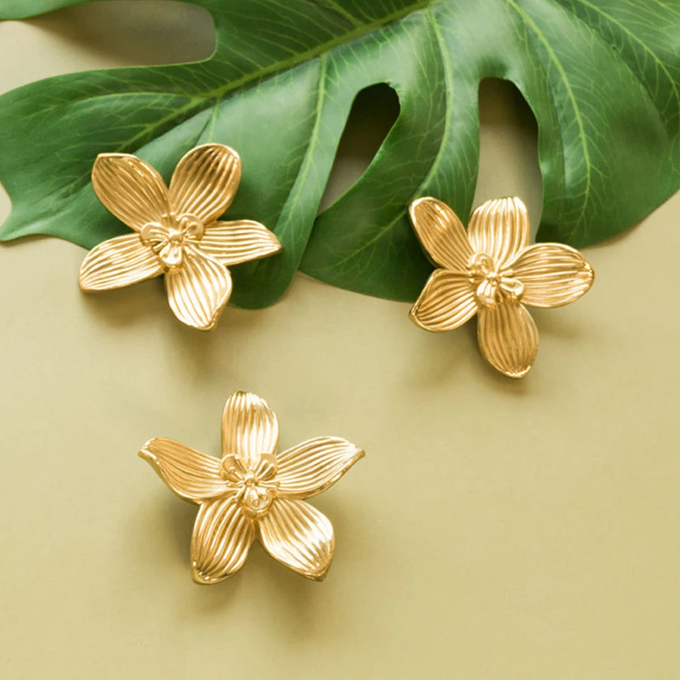 Kvetinový tvar masívny mosadzný zásuvkový gombík Zlatá jednotná dierka skrinky na dvere rukoväte nábytku skriňa kuchynské skrinky