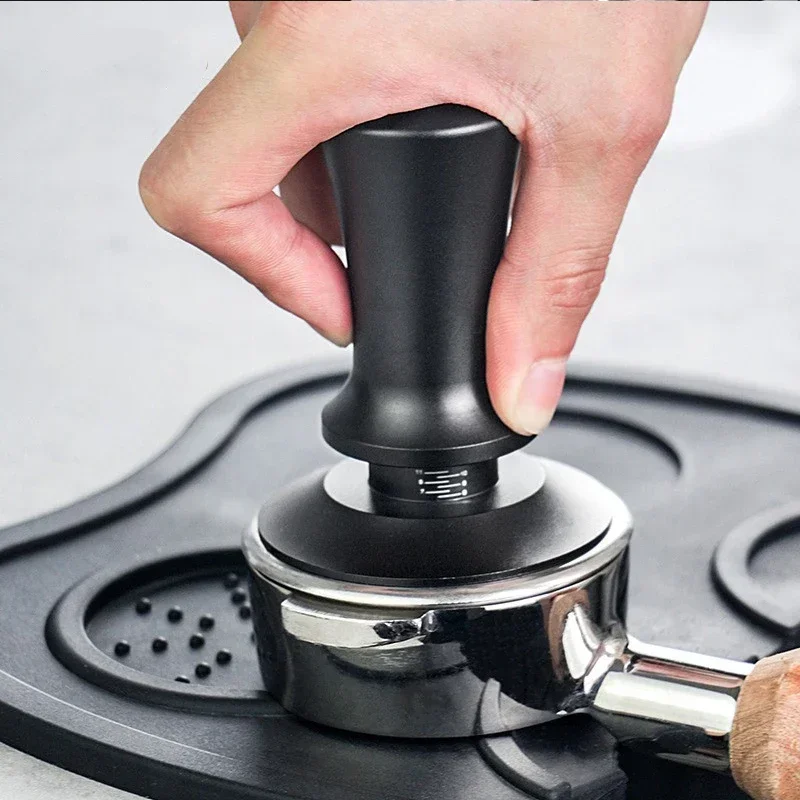 Kávové Tampers 15 lb pružina naložená kávová manipulácia zvlnená základňa Hliníková samohalivá espresso Tamper Coffeeware 51 mm 53 mm 58 mm