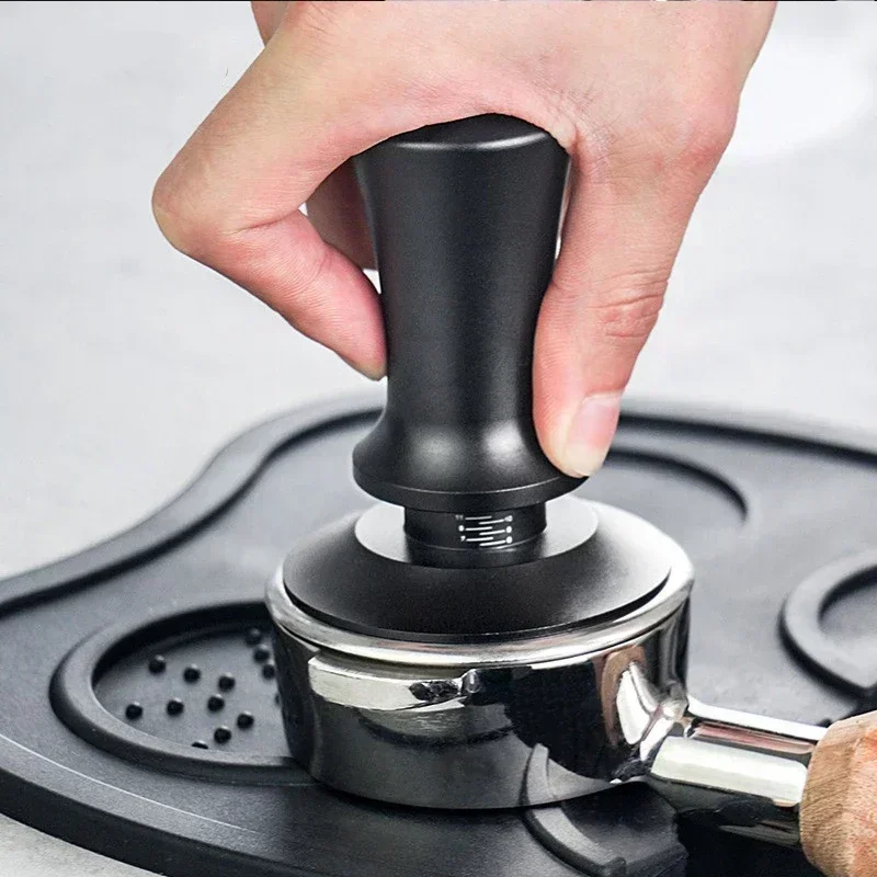 Kávové Tampers 15 lb pružina naložená kávová manipulácia zvlnená základňa Hliníková samohalivá espresso Tamper Coffeeware 51 mm 53 mm 58 mm