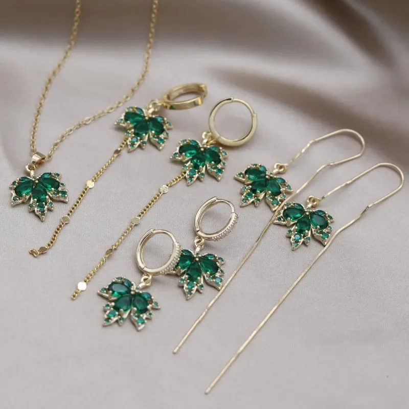 Kórea Nové módne šperky 14k Zlatená zirkón Green Maple Leaf Love Hoop náušnice Elegantné ženské promové doplnky