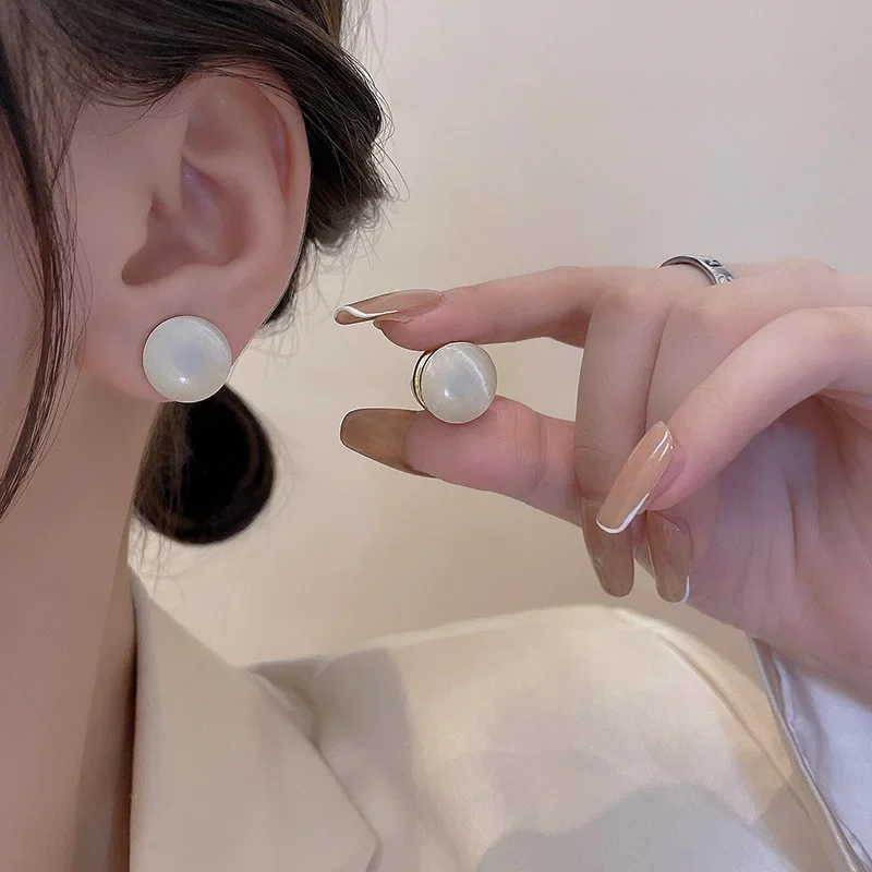 Kórejské módne náušnice pre ženy Elegantné sladké dievčatá ušné šperky bez uší diera Magnetické sacie mačka očné kamenné kruhové kruh