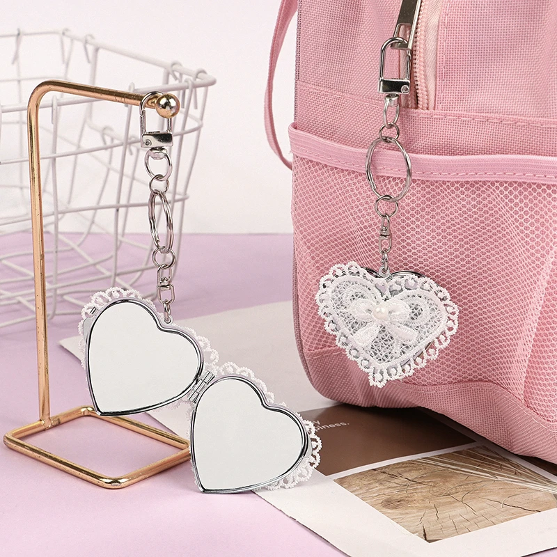 Kórejský štýl INS Y2K Lace Love Mirror Keychain Prenosný mini skladací make -up zrkadlo čerešňové luk kľúča kľúča pre dievčatá pre dievčatá