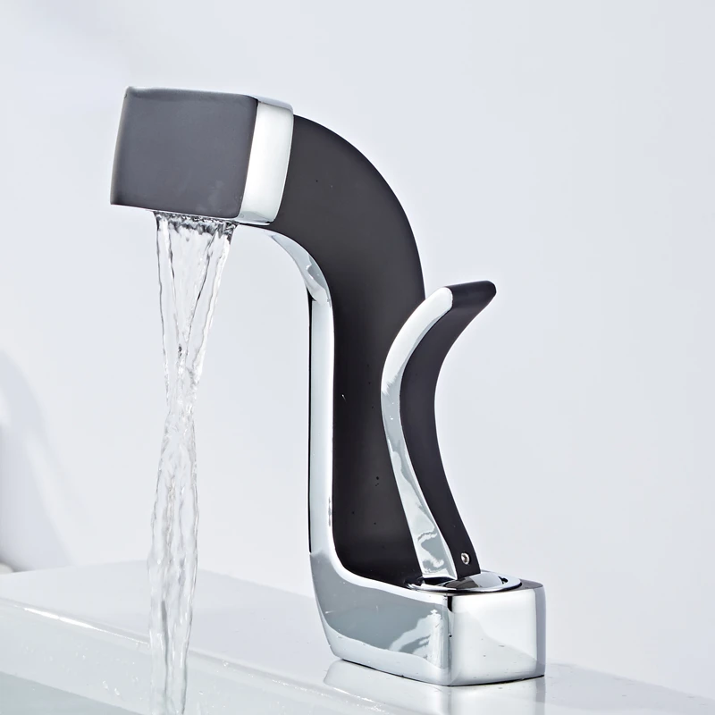 Kúpeľňa kohútika Luxusný vodopád Taps Mosadz Washbasin Faucet Horúce a studené toaletné mixéry Taps Taps Creative Gold Chrome Torneira