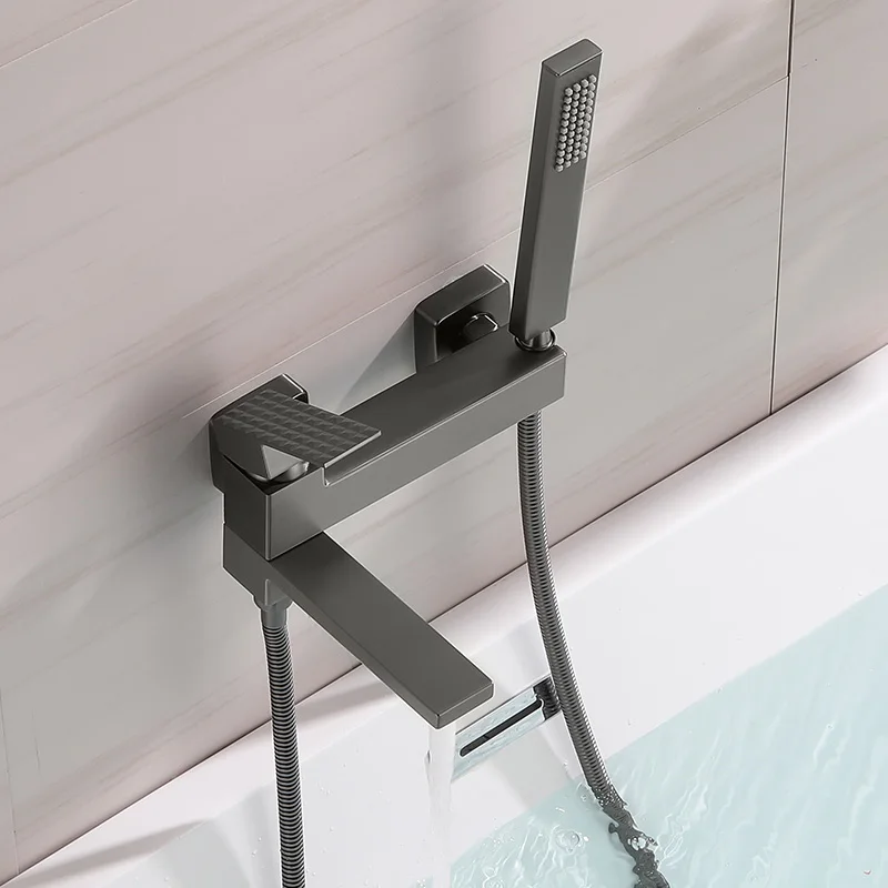 Kúpeľňová vaňa faucet s jednou rukoväťou na stenu namontovanú kohútik s ručnou sprchou Triple Vani Faucet Hot and Cold Water Mixer Tap