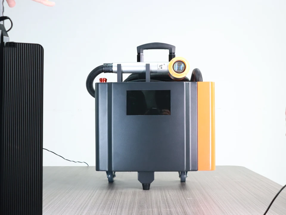 Laserový impulz s malým batohom typu laserový pulz 100 W ručný laserový čistiaci stroj na obnovenie povrchu