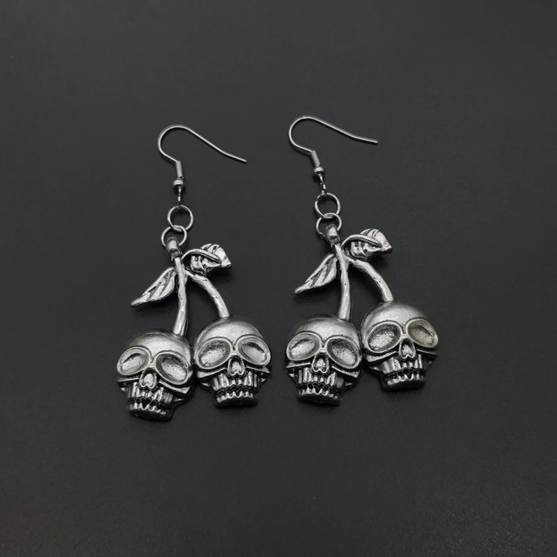 Lebky čerešňové náušnice lebky náušnice strieborné Huggie Hoops Dangle čarodejnice Halloween šperky pohanstvo wiccan tarot gothic emo