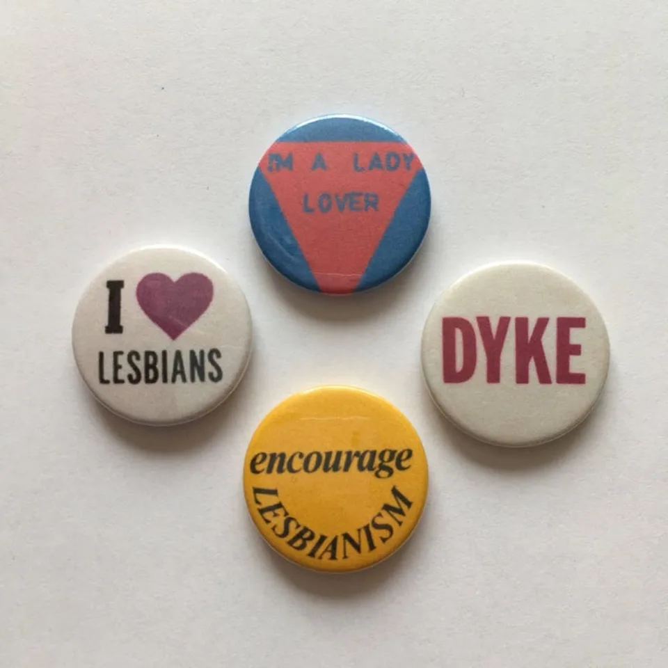 Lesbian 4 odznak Sada LGBT Dyke Triangle Vintage Remake LGBT Pride Buttons 4ks/ set