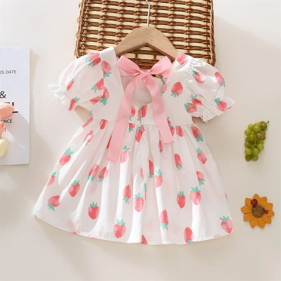 Letná propagácia dievčat šaty okrúhly krk Puffy Ruckve Strawberry Print Bow Sladké princezné šaty