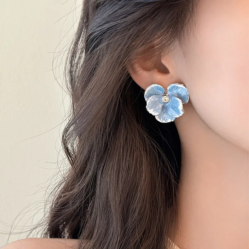 Letné a jesenné svetlo luxusné elegantné náušnice s modrými kvetmi pre ženy módne sladké kovové šperky Veľkoobchod