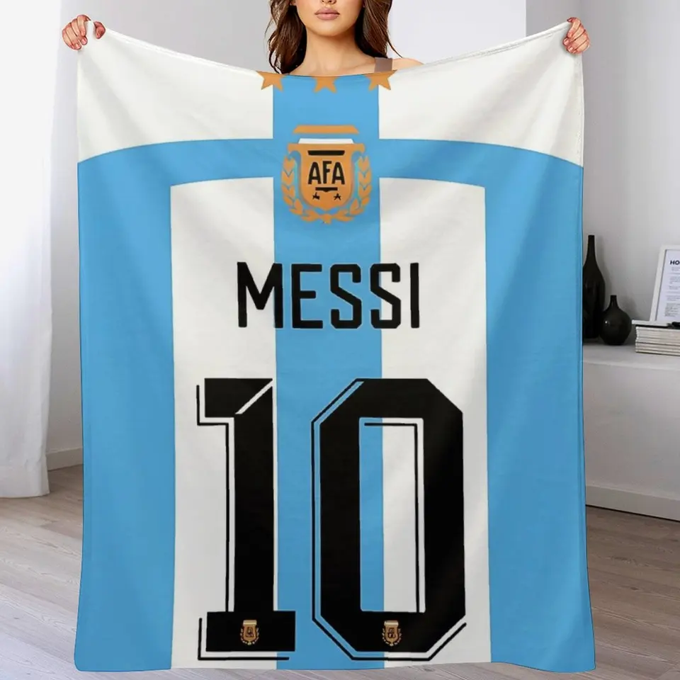 Lionel Messi hodí prikrývku naplnené roztomilé pohovky hádzať dekoratívne prikrývky