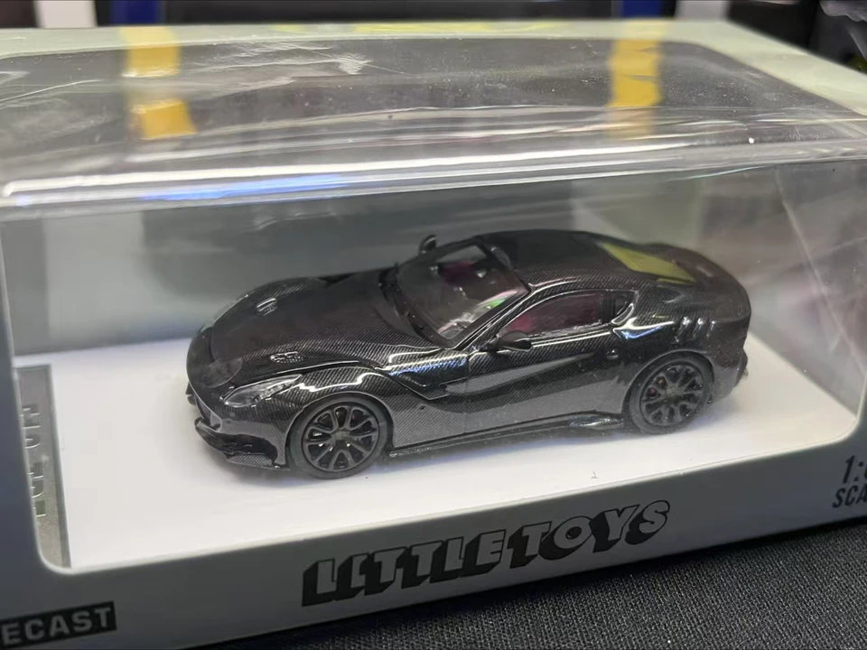 Little Toy 1:64 F12 Full Carbon Front Cover Otvorená zliatinová ornament