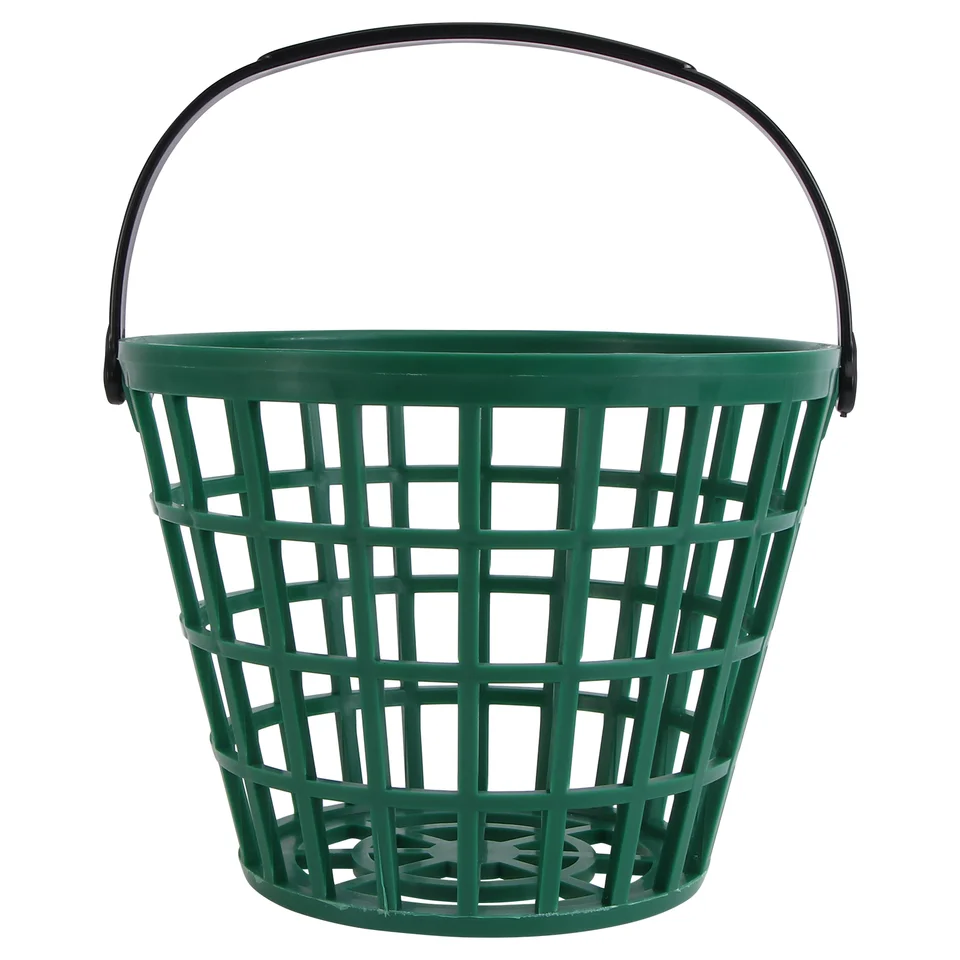 Lopta prenášanie vedier vedier s basketbalovou basketbalovou obručou na basketbalové obruče.