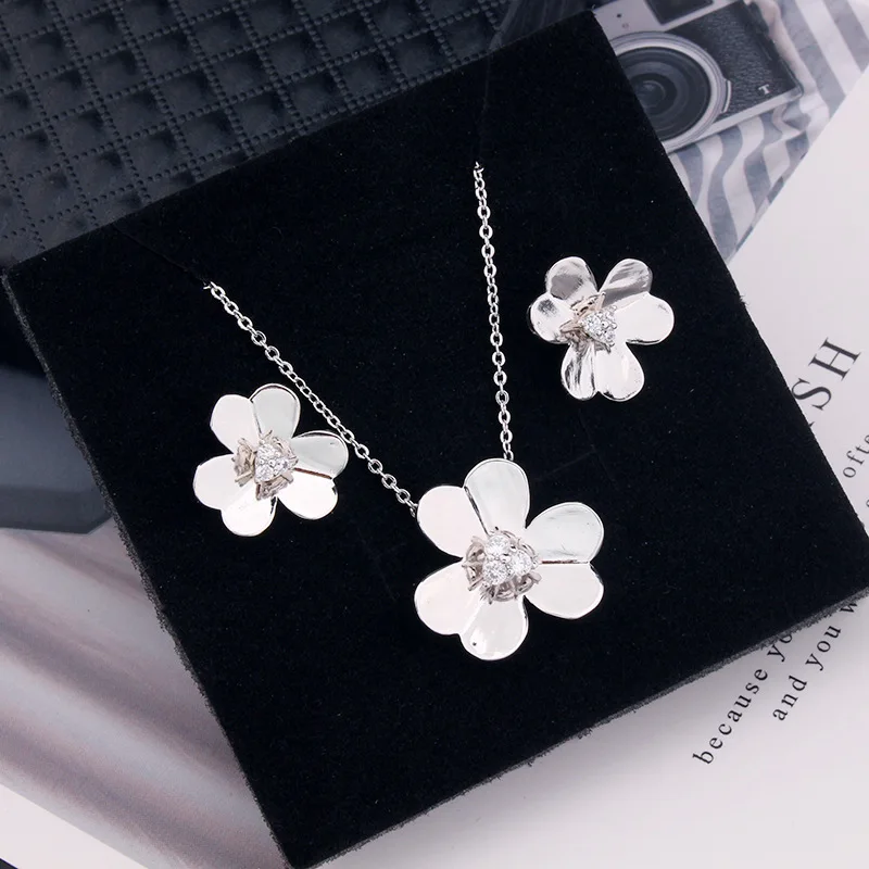 Lucky Clover Flower Prívesky náhrdelníkov pre ženy 18 K zlatované hladké návrhy Top remeslá hypoalergénne šperky Z315