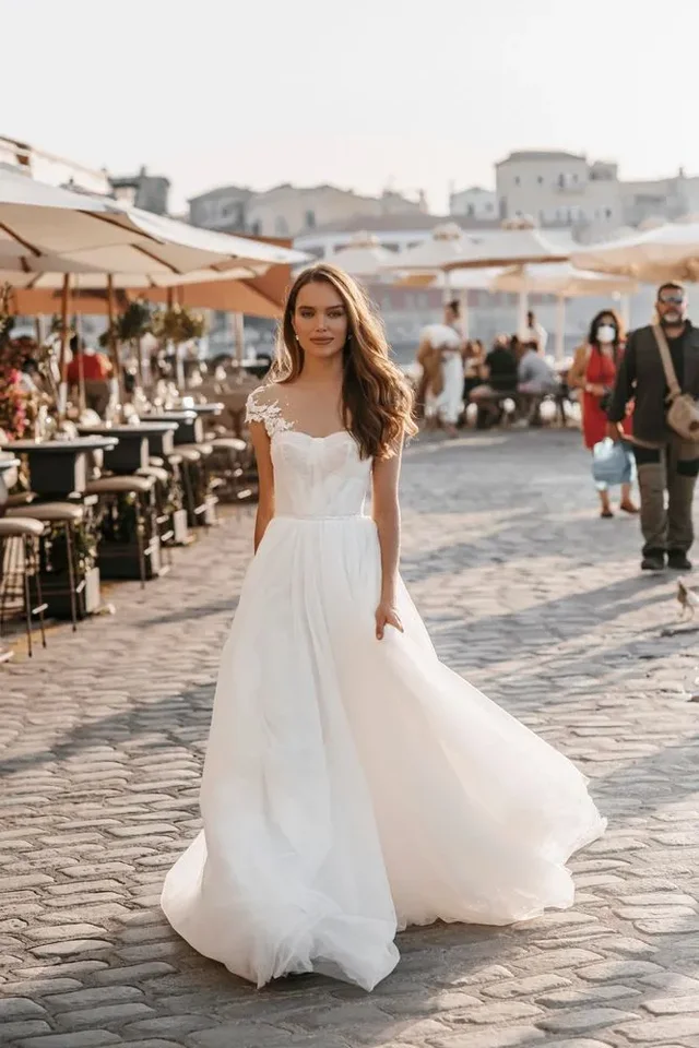 Luxusná linka Pláž Romantické svadobné šaty plus veľkosti krištáľové nálepky vrstvené tylové sklonenie vlak