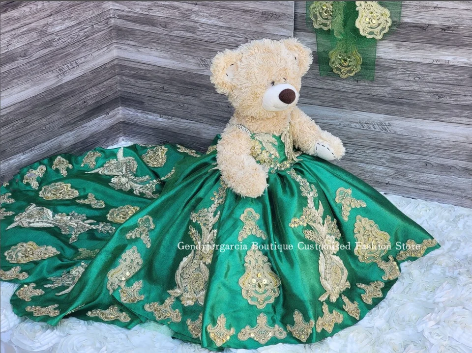 Luxusné smaragdové zelené quinceanera Teddy Bear Dress 2025 Jemné zlaté korálkové aplikácie katedrála vlak mini quinceanera prispôsobené