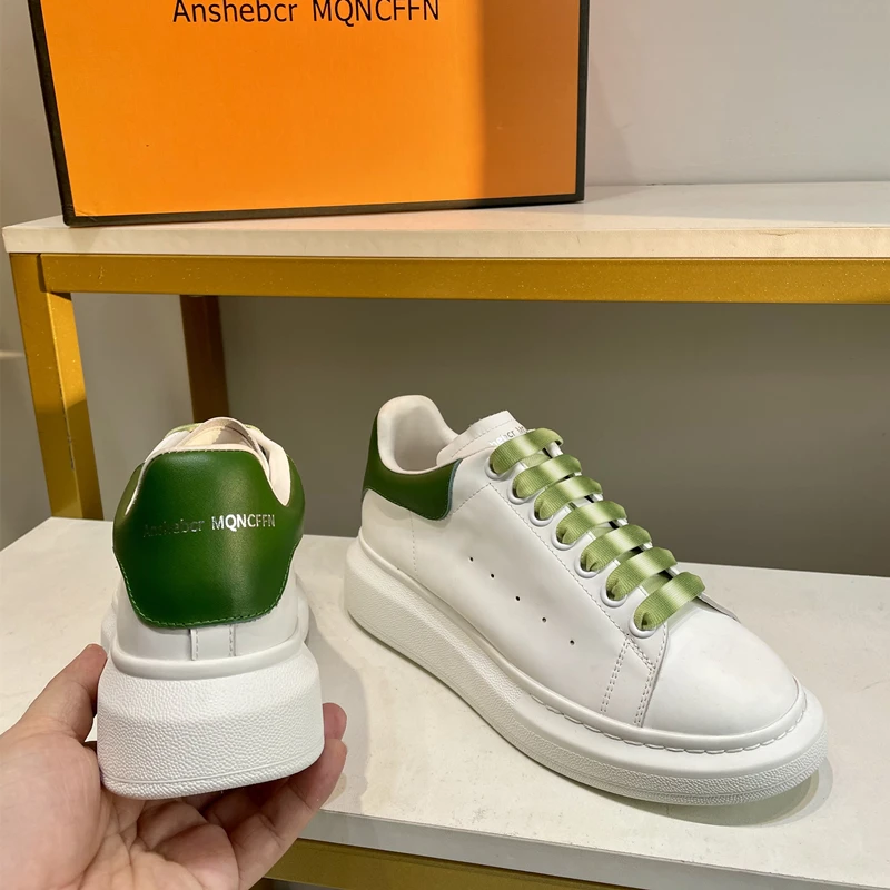Luxusný muž žena ploché príležitostné tenisky 2025 Spring Premium White Leather Pohodlná hustá podrážka pánske dámske dizajnérske topánky