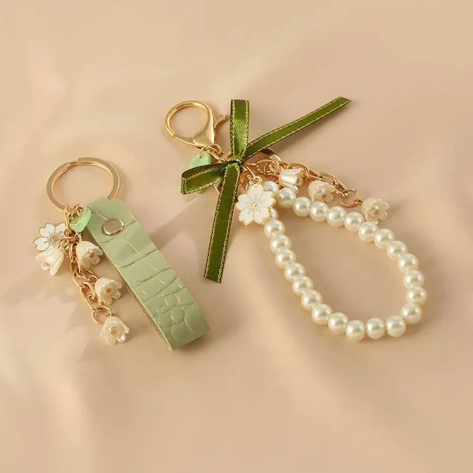 Magnolia Keychain Elegantné kvetinové kovové kľúče prívesok s faux perlovou stuhou