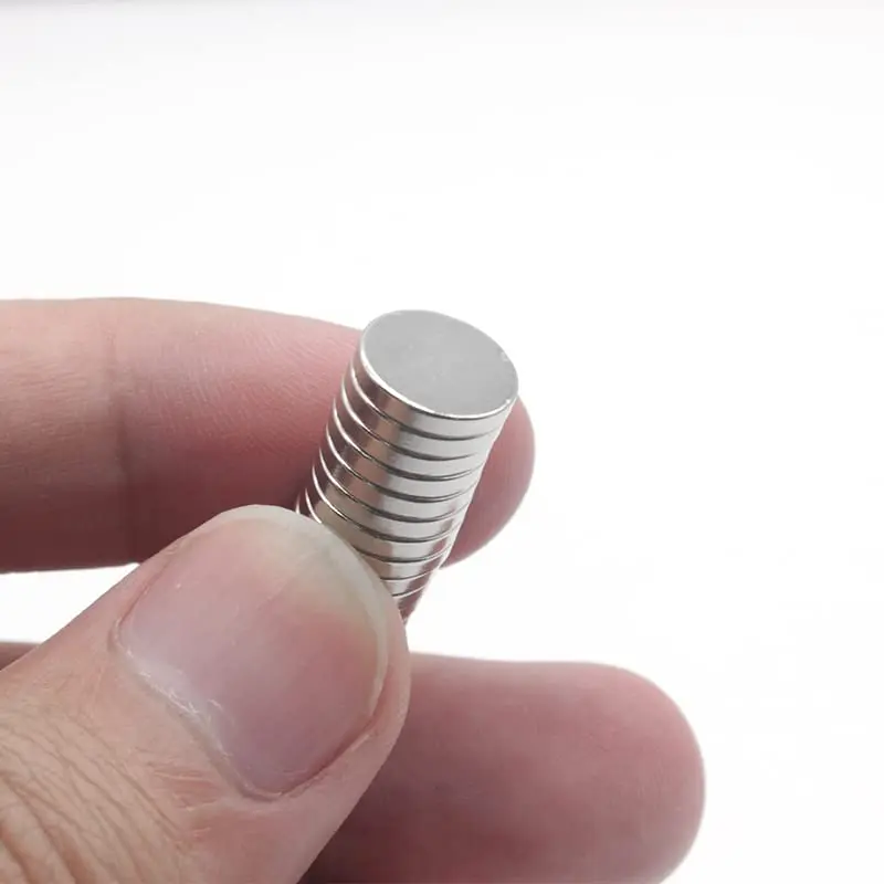 Malé okrúhle chladničky pre tabuľu, viacúčelové drobné neodymium silné kancelárske magnety pre remeslá, magnety chladničky