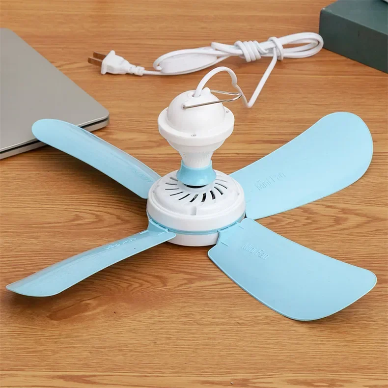 Malý stropný ventilátor pri lôžku študentských internátov, fanúšikovia komárov, malá tichá posteľ