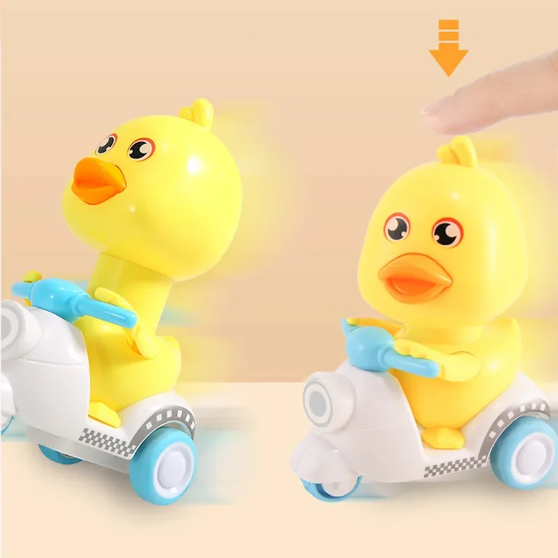 Malý žltý kačica Motocykel roztomilý zotrvačnosť