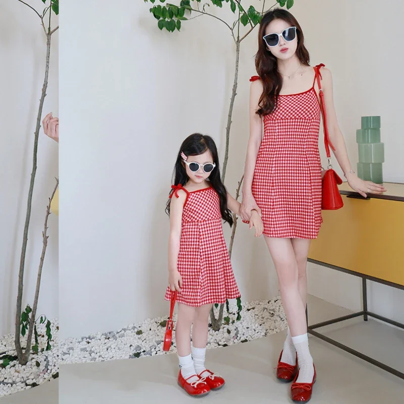 Mama a dcéra Sling Dress Red Pid Plaid Matka a dievčatá Rovnaké roztomilé jednostupňové šaty 2024 letné momy a ja oblečenie