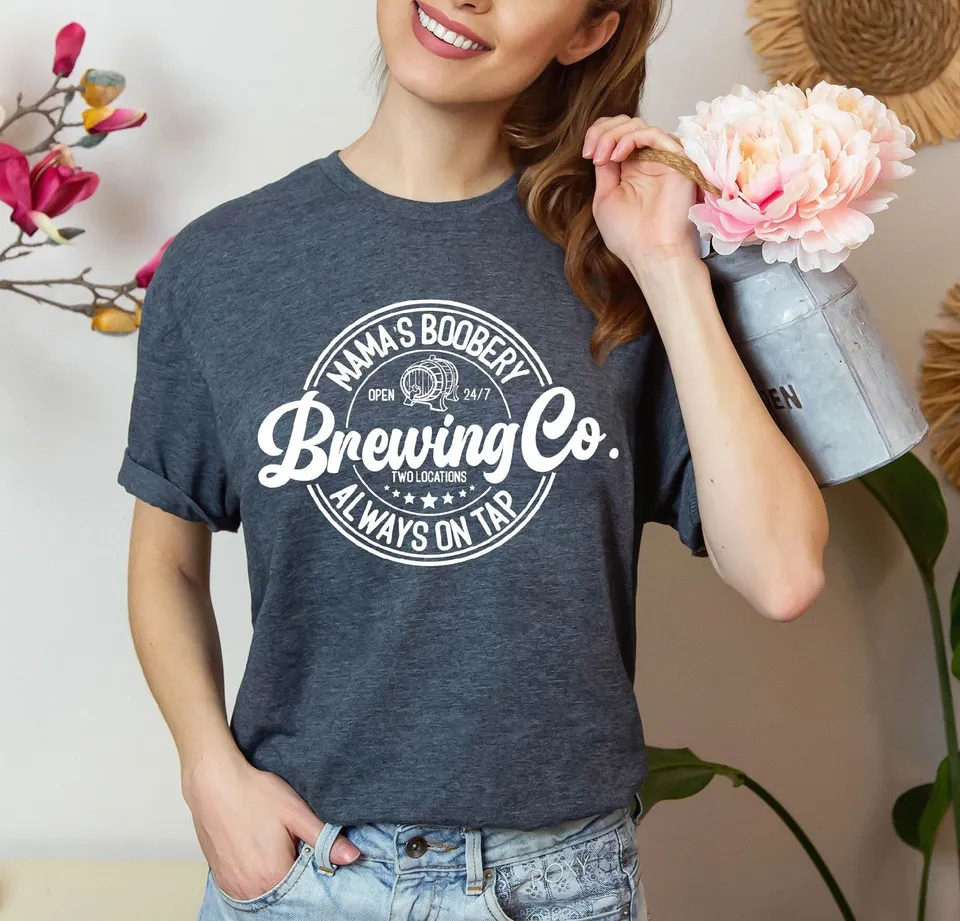 Mama's Boobery vždy na kohútiku Brewing Co T tričko dojčiaca mama vtipná mama New Crewneck