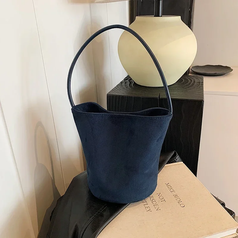 Masívna farba zamatový materiál Produkt Bucket Ramer Bag 2025 Nový hasp vysoká kozmetická módna kabelka mäkká všestranná jednoduchá taška