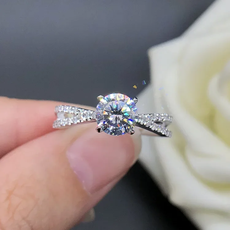 Masívne 14k biele zlato AU585 Platinum PT950 MOISSAN Diamond Ring Bifurced ARM 1 CARAT Štyri hrot