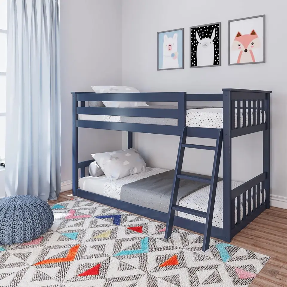 Max & Lily Twin Over Twin Low Bunk Bed s rebríkom, drevené poschodové postele so 14 ”bezpečnostnou strážou pre deti, batoľatá, chlapci, dievčatá,