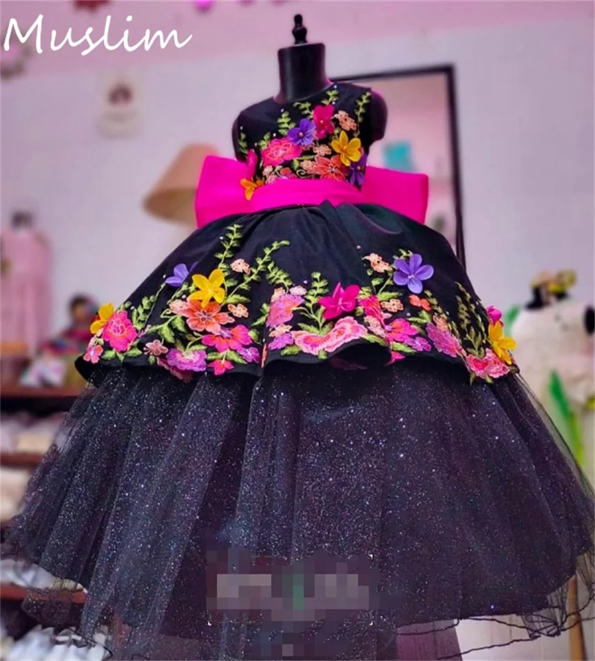 Mexické čierne kvetinové dievčatá šaty výšivky elegantné deti sprievodné šaty s krátkym rukávom malé dievčatká narodeninová oslava prispôsobená