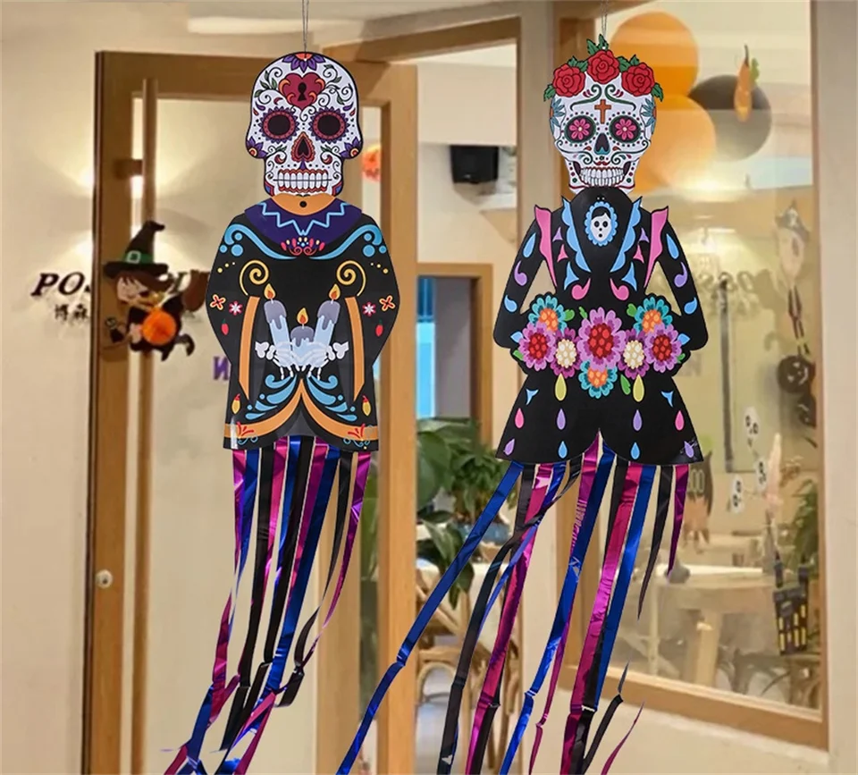 Mexiko Deň mŕtvych verandov znamenie Halloween Party vonkajšie dekorácie kostru duchovia pár nevesty Groom Groom terasa zavesenie dverov visí vlajka