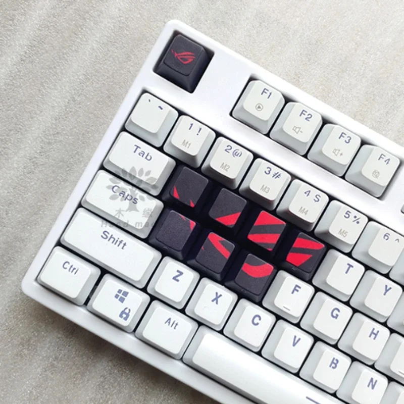 MIFUNY ROG Téma Keycap 8pcs PBT Sublimation Keycap OEM Profil OEM Vlastné uzávery QWERASD pre mechanickú klávesnicu s sťahovačom klávesu