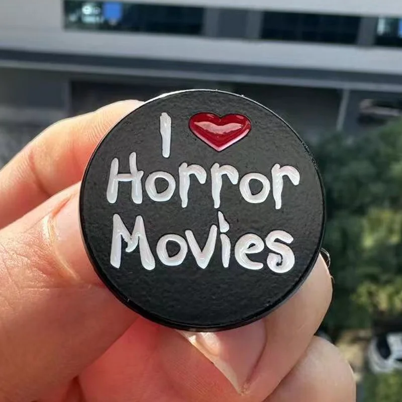 Milujem hororové filmy Zábavné datovanie brošňou Dámske večierky Doplnky Apresory Odznak