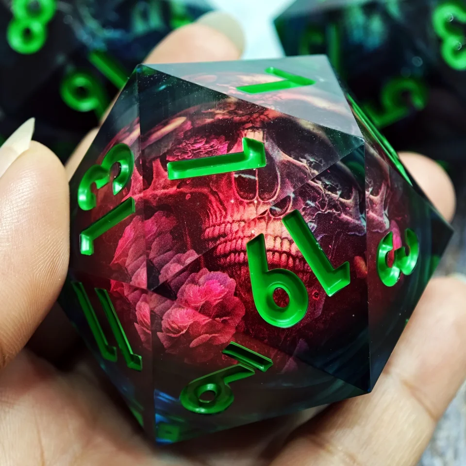 Mini Planet Flame Skull Witch LED 50 mm D20 DICE Obrovská polyhedrálna živici 20 Bočné kocky pre RPG stolovú hru DND D20 DICE Sharp Odrany
