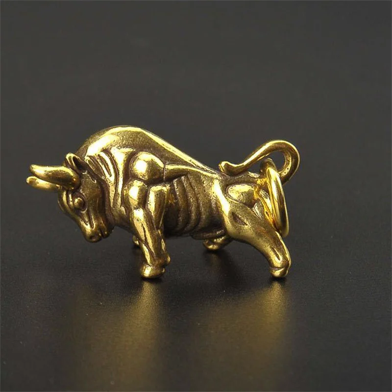 Mini retro mosadz Wall Street Bull socha socha ruky hračky darček Keychain Ornament Domáca kancelária Deskorená ozdoba