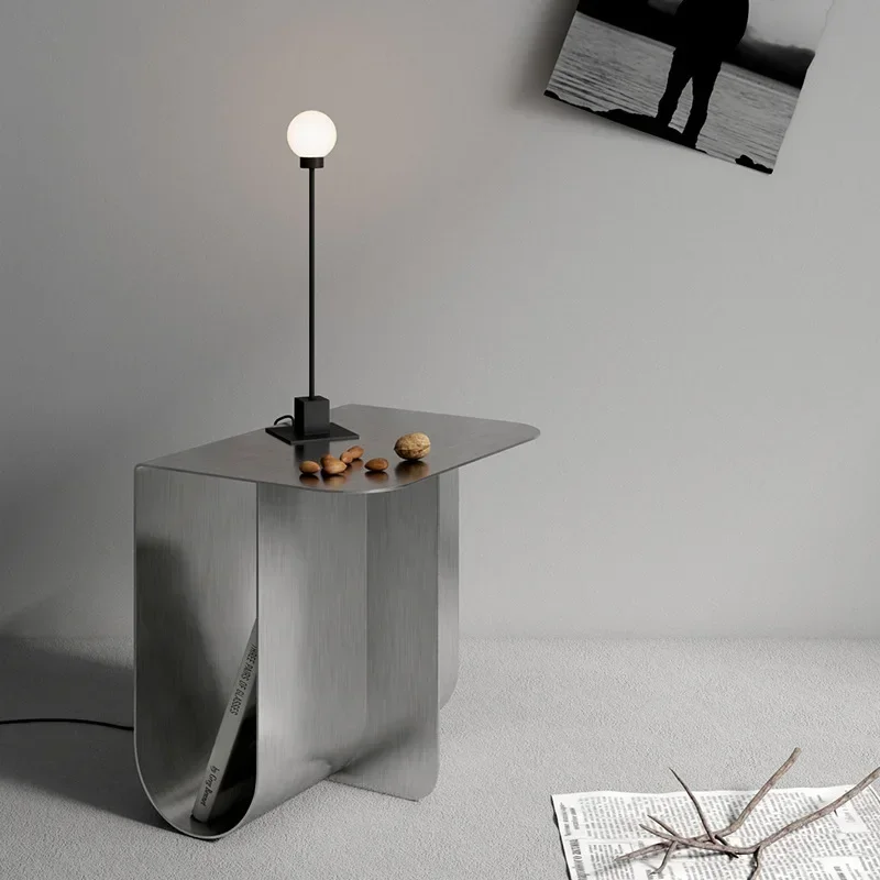 Mini z nehrdzavejúcej ocele SOFA STRAČNÝ STRÁN Dizajnér Minimalistická obývacia izba Netflix Moderný minimalistický nočný stolík