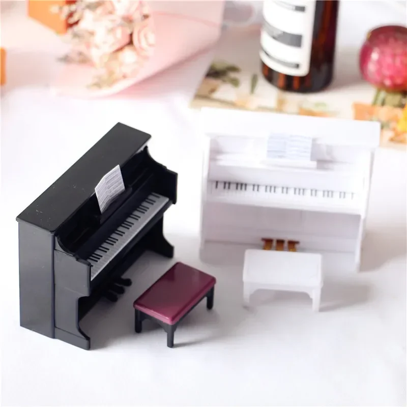 Miniatúrny klavír Set 1/12 Dollouh Mini Musical Piano s klavírom Stool Score Instrument Model pre deti Gift Home Decoration