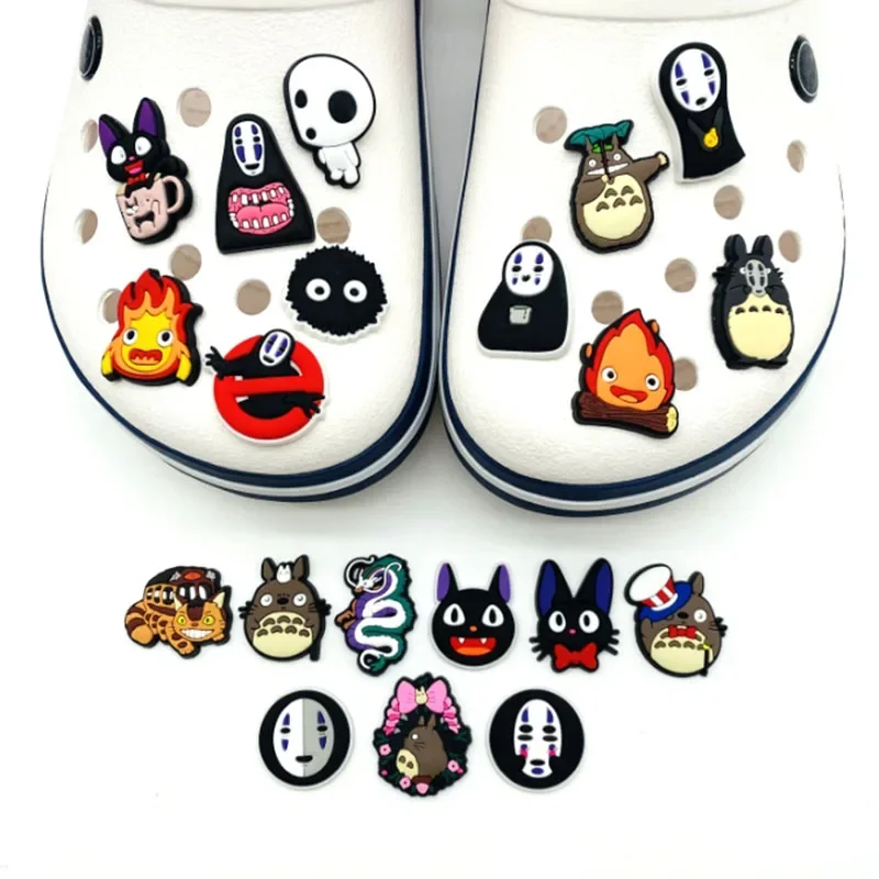 Miniso Cartoon Series roztomilé anime vtipné kúzla obuvi módne sandále pin DIY doplnky zdobia dievčatá Halloween Party darčeky