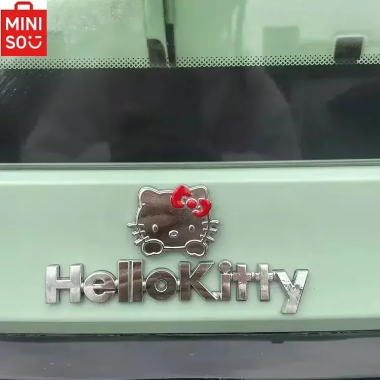 Miniso Hellokitty Cartoon Car Metal Body Trojrozmerné nálepky pre dámske deti Modifikácia automobilov