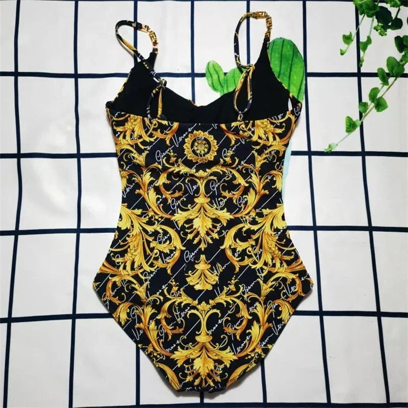 Mladá dáma čierna kombinéza Rukoty pruhovaná tlač letná pláž One Piece Bodysuit boho plavky